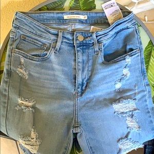 *SOLD* Levi’s high waisted distressed jeans